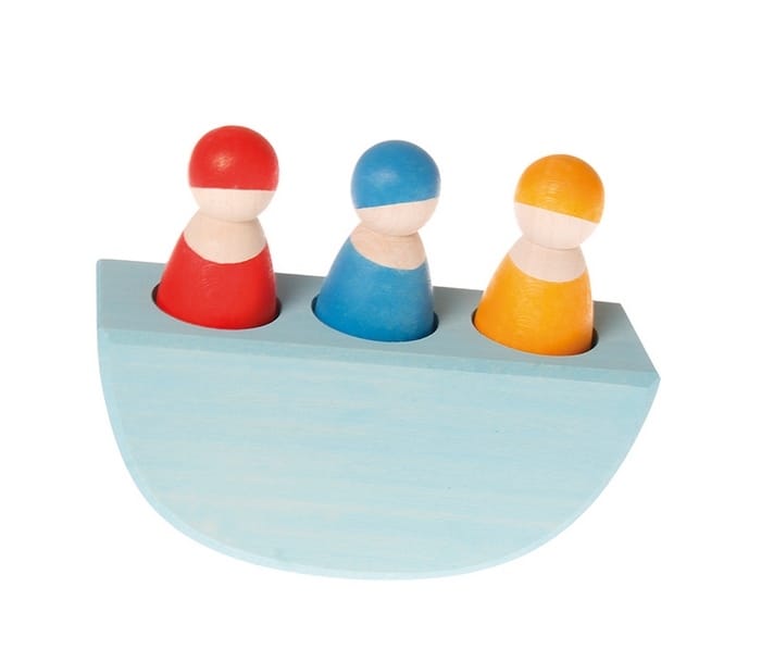 Grimm's 3 gekleurde popjes in een boot